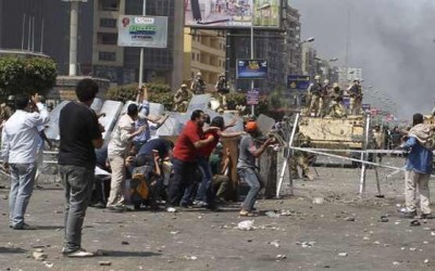 Hundreds continue to barricade themselves in Cairo mosque