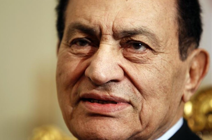 Mubarak breaks leg in fall at hospital: security source